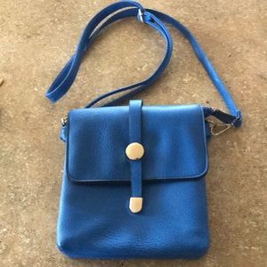 Blue Faux Leather purse w 2 inside lined pockets that zip,1 outside lined pocket